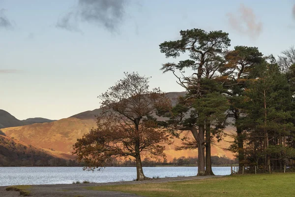 Majestic vibrant Autumn Fall landscape Buttermere in Lake Distri — Stock Photo, Image