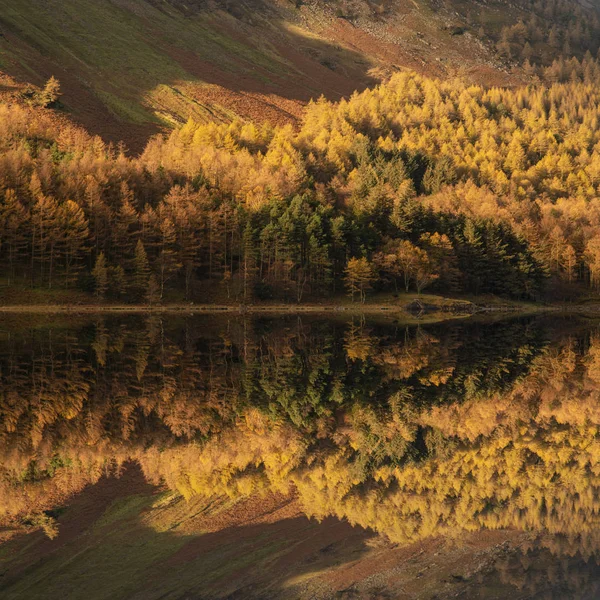 Majestuoso y vibrante otoño Paisaje de otoño Buttermere en Lake Distri — Foto de Stock