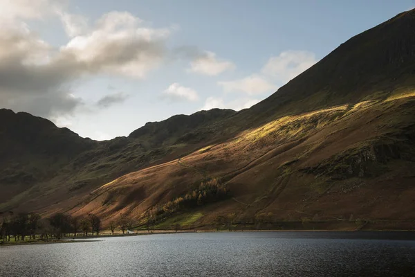 Majestueuze levendige herfst herfst landschap Buttermere in Lake Distri — Stockfoto