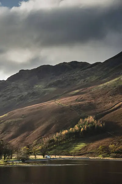 Majestueuze levendige herfst herfst landschap Buttermere in Lake Distri — Stockfoto