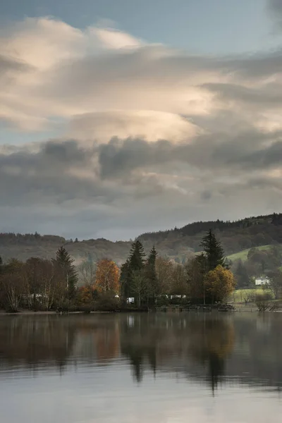 Stuning Autumn Fall sunrise landscape over Coniston Water with m — Stock Photo, Image