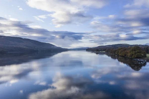 Images époustouflantes de paysages aériens de drones au-dessus de Coniston — Photo