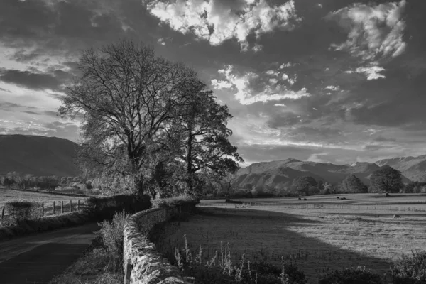 Prachtige bruisende herfst Val landschap van het platteland in Lake Di — Stockfoto