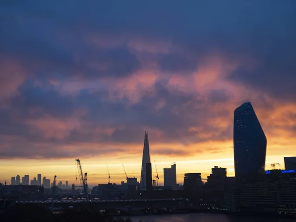 Епічний ландшафт сходу сонця cityscape over London City sykline l. — стокове фото