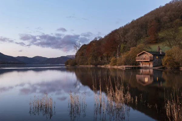 Epic vibrante amanecer Otoño Otoño Imagen de paisaje de Ullswater en —  Fotos de Stock