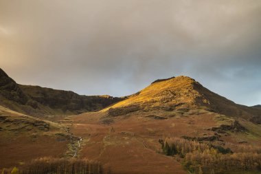 Görkemli sonbahar manzarası. Distri Gölü 'nde Buttermere.