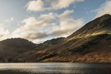 Görkemli sonbahar manzarası. Distri Gölü 'nde Buttermere.