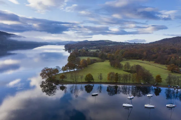 Impresionantes imágenes vibrantes del paisaje de drones aéreos sobre Coniston —  Fotos de Stock