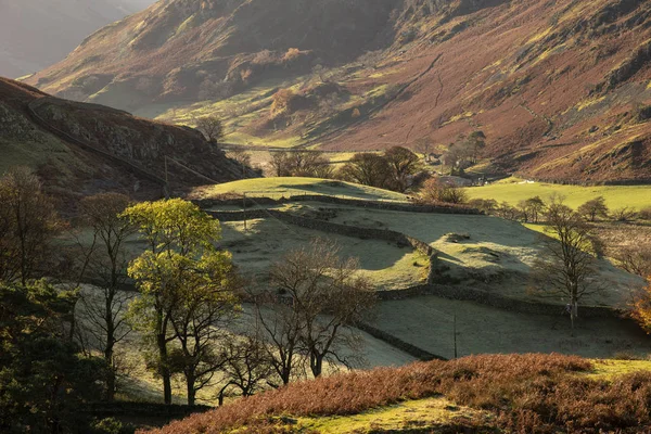 Majestuosa imagen de otoño de otoño del paisaje de Sleet Fell y Howstead —  Fotos de Stock