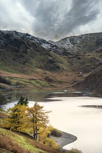 Impresionante paisaje otoñal de Hawes Water con iluminación épica — Foto de Stock