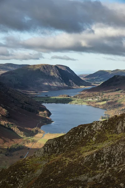 Majestuoso paisaje de otoño vibrante de Buttermere y Crummoc — Foto de Stock