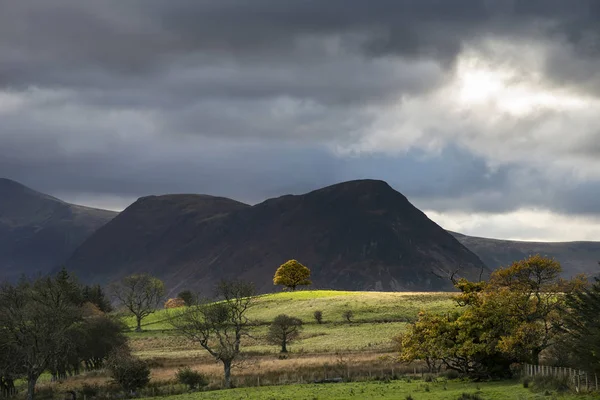 Bella Autunno Autunno vista sul paesaggio lungo la valle verso Mellbr — Foto Stock