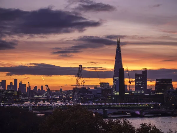 Amanhecer épico nascer do sol paisagem paisagem paisagem sobre Londres cidade sykline l — Fotografia de Stock