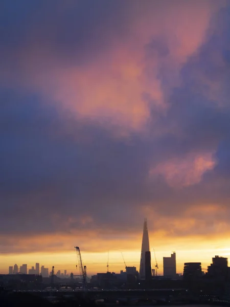 ロンドン市内の壮大な夜明けの日の出の風景の街並み｜sykline l — ストック写真