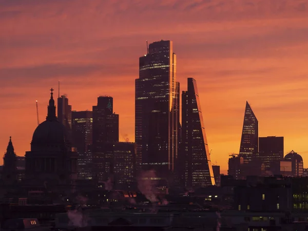 Episk daggryets soloppgangslandskap over London City sykline l – stockfoto