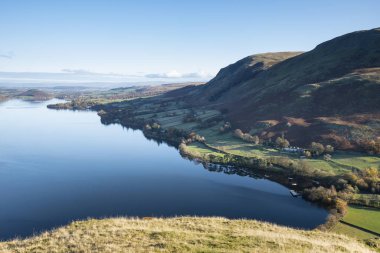 Ullswater ve etrafındaki Mou 'nun güzel sonbahar manzarası