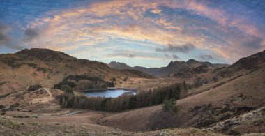 Blea Tarn 'ın Lake District dur' daki görkemli insansız hava aracı görüntüsü