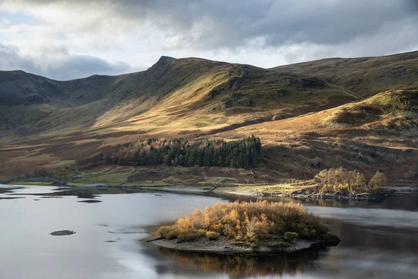 Impresionante paisaje otoñal de Hawes Water con iluminación épica —  Fotos de Stock