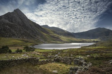 Sno 'da Tryfan ve Llyn Ogwen manzarası üzerinde gökyüzünün destansı görüntüsü