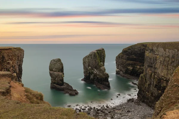 Majestosa imagem da paisagem de Elegug Stacks no País de Gales exposição longa — Fotografia de Stock