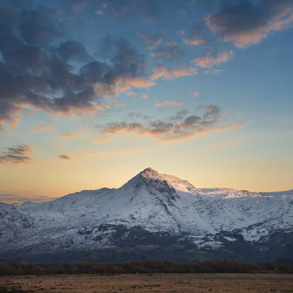 Eic landschapsbeeld van Snowdonia besneeuwde bergen met drama — Stockfoto