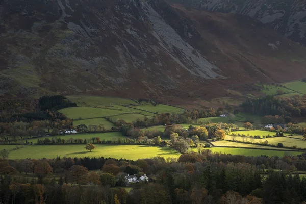 Bella Autunno Autunno vista sul paesaggio lungo la valle verso Mellbr — Foto Stock