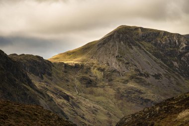 Distr Gölü 'ndeki dağ zirvelerinin destansı sonbahar manzarası
