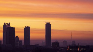 Londra şehir merkezi üzerindeki destansı gün doğumu manzarası.