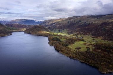 Muhteşem bir sonbaharın çarpıcı hava aracı manzarası.