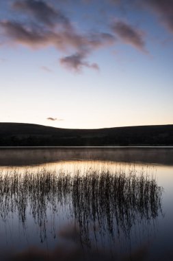 Ullswater 'ın Sonbahar Sonbaharı destansı canlı gündoğumu manzarası