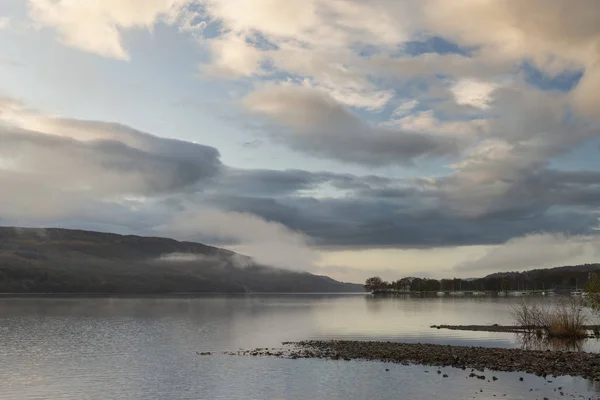 Stuning Autumn Fall sunrise landscape over Coniston Water with m — Stock Photo, Image