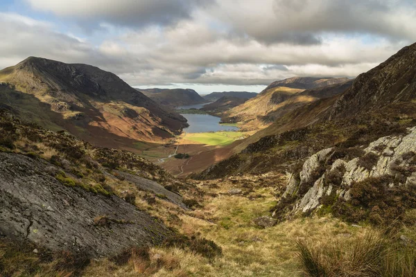 Majestätisk pulserande höst Fall landskap Buttermere och Crummoc — Stockfoto