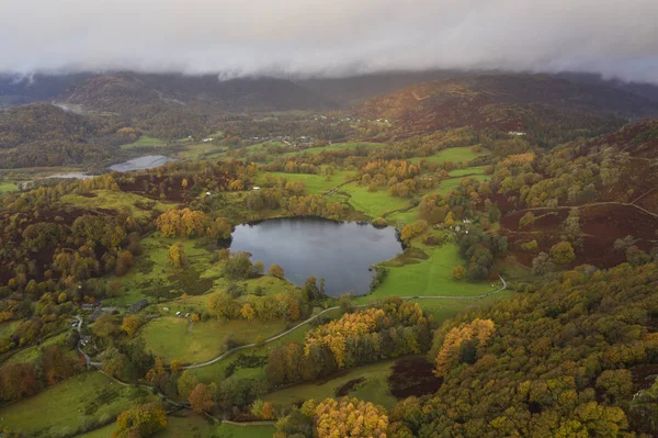 Hermosa imagen vibrante del paisaje del dron aéreo de la salida del sol en Aut —  Fotos de Stock