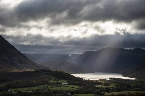 Majestueuze zonnestralen lichten op Crummock Water in epische herfst herfst herfst l — Stockfoto