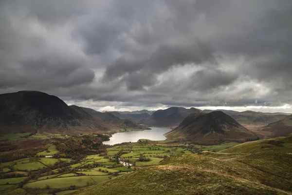 Majestätiska solstrålar lyser upp Crummock Vatten i episk höst l — Stockfoto