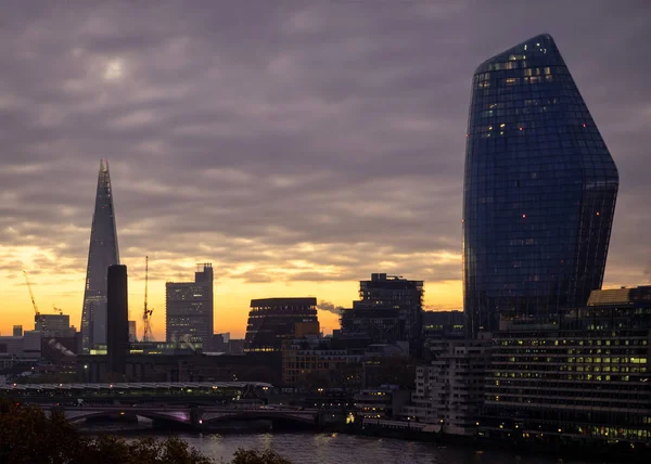 伦敦城市雪线上的史诗般的日出景观城市景观 — 图库照片