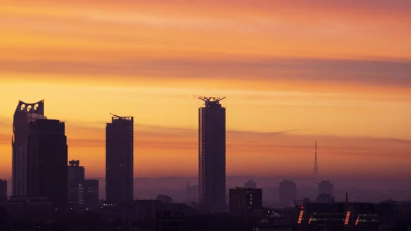 ロンドン市内の壮大な夜明けの日の出の風景の街並み｜sykline l — ストック写真