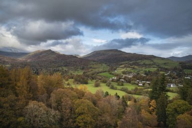Loughrigg 'den sonbahar manzarası Keswick Towa' ya doğru esiyor.