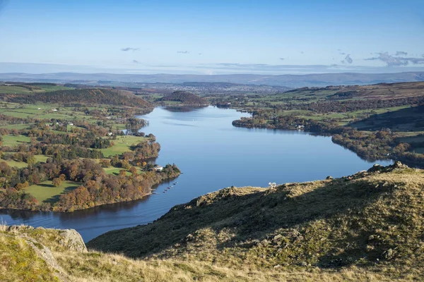 Schöne herbstliche Herbstlandschaft von ullswater und Umgebung mou — Stockfoto