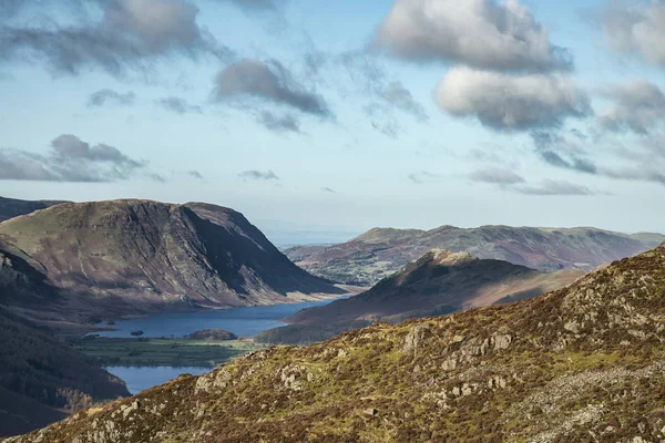 Majestätisk pulserande höst Fall landskap Buttermere och Crummoc — Stockfoto