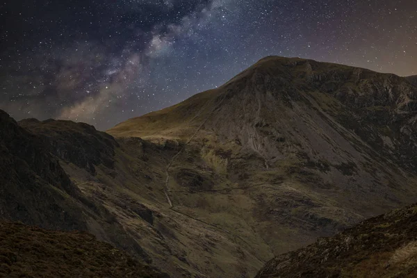 Superbe paysage composite numérique majestueux de la Voie lactée sur — Photo