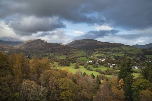 Autunno Autunno vista paesaggio da Loughrigg Brow sopra Keswick Towa — Foto Stock