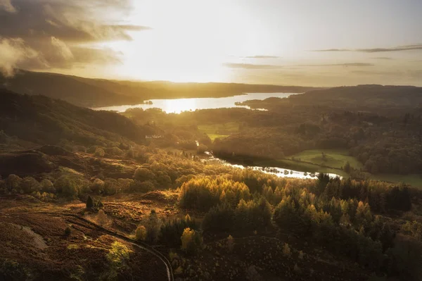 Hermosa imagen vibrante del paisaje del dron aéreo de la salida del sol en Aut —  Fotos de Stock