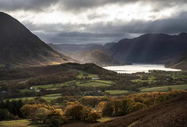 Majestuosos rayos de sol iluminan Crummock Water en la épica caída de otoño l —  Fotos de Stock