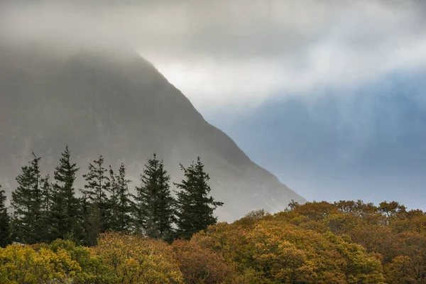 Hermosa vista del paisaje otoño otoño a lo largo del valle hacia Mellbr —  Fotos de Stock