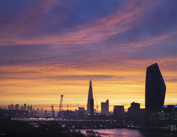 Episk gryning soluppgång landskap stadsbild över London stad sykline l — Stockfoto