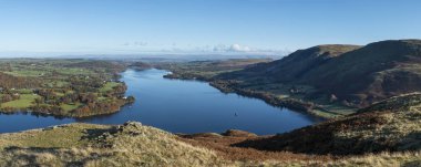 Ullswater ve etrafındaki Mou 'nun güzel sonbahar manzarası