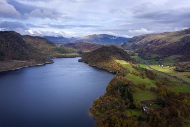 Muhteşem bir sonbaharın çarpıcı hava aracı manzarası.
