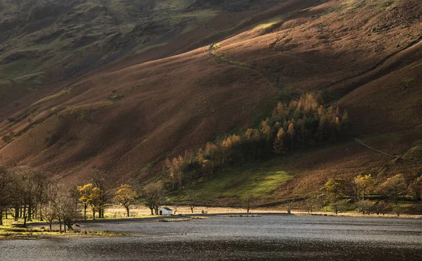 Majestueux vibrant automne paysage d'automne Buttermere dans le lac Distri — Photo