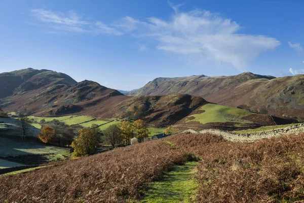 Majestuosa imagen de otoño de otoño del paisaje de Sleet Fell y Howstead — Foto de Stock